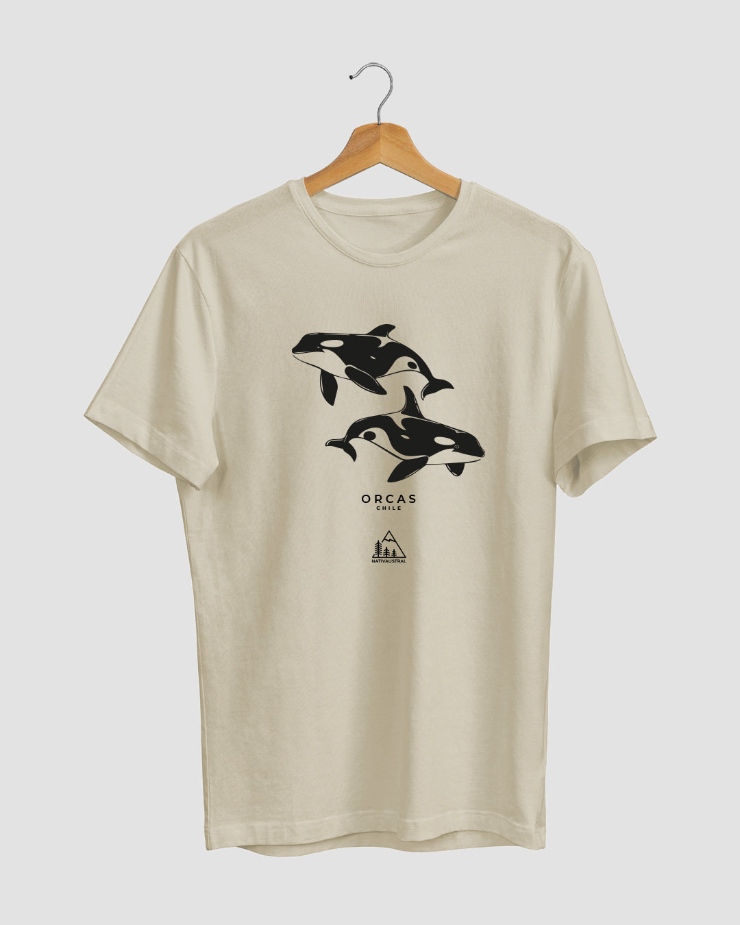 Polera con diseño de orca, fauna marina de Chile, color cafe claro - Nativaustral
