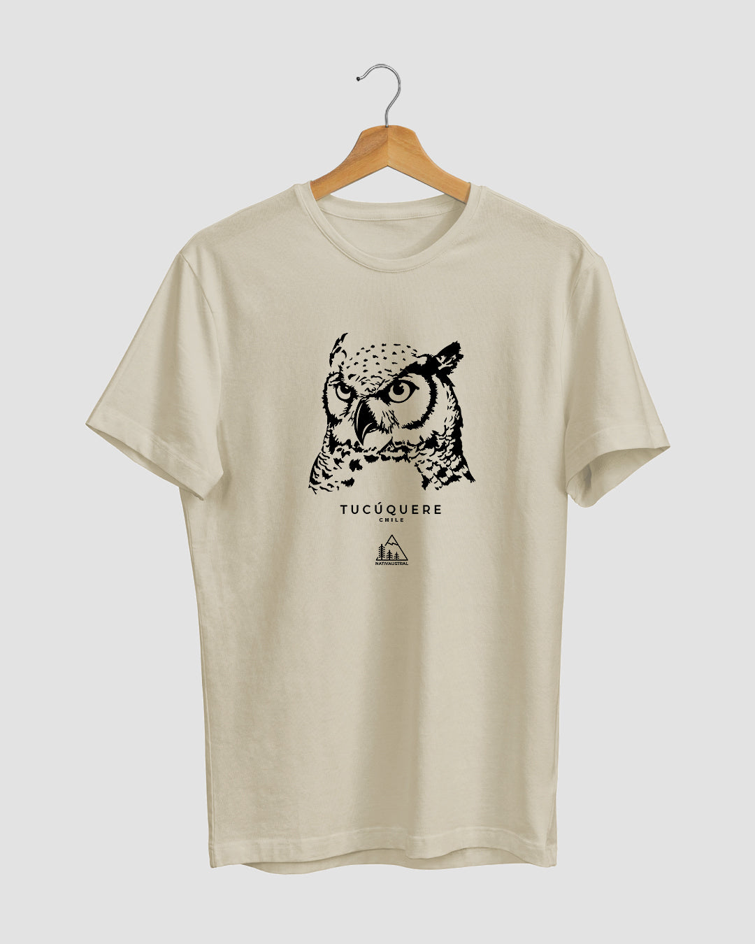 Polera con diseño de tucúquere, búho nativo de Chile, color cafe claro - Nativaustral