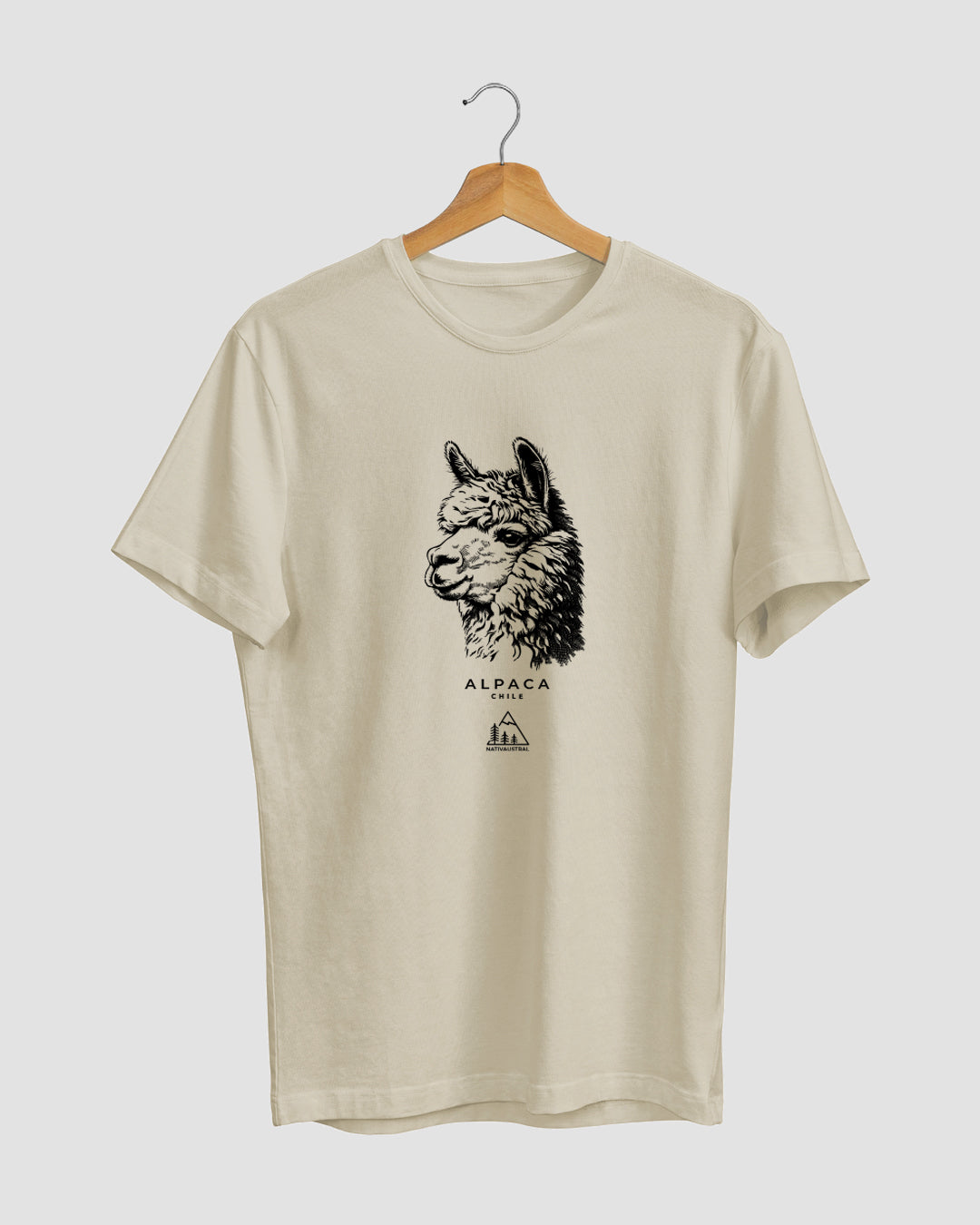 Polera con diseño de alpaca, fauna nativa de la zona andina chilena, color cafe claro - Nativaustral