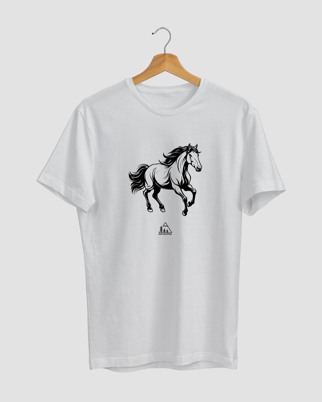 Polera con diseño de caballo, presente en el campo y paisaje chileno, color blanca - Nativaustral