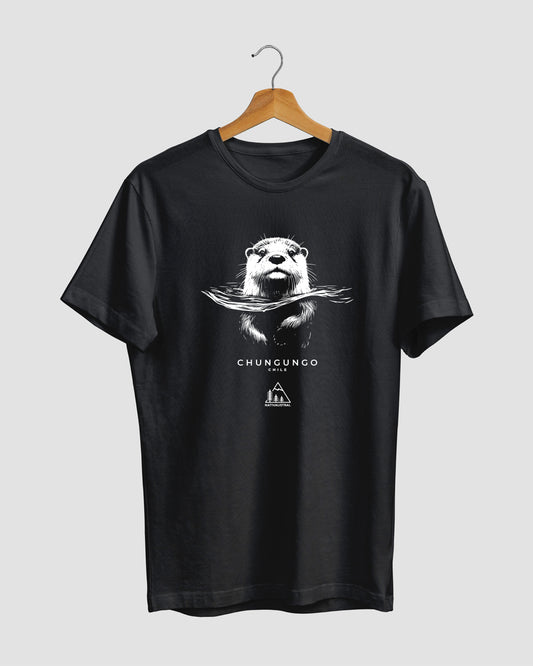 Polera con diseño de chungungo, nutria marina de Chile, especie en peligro, color negra - Nativaustral
