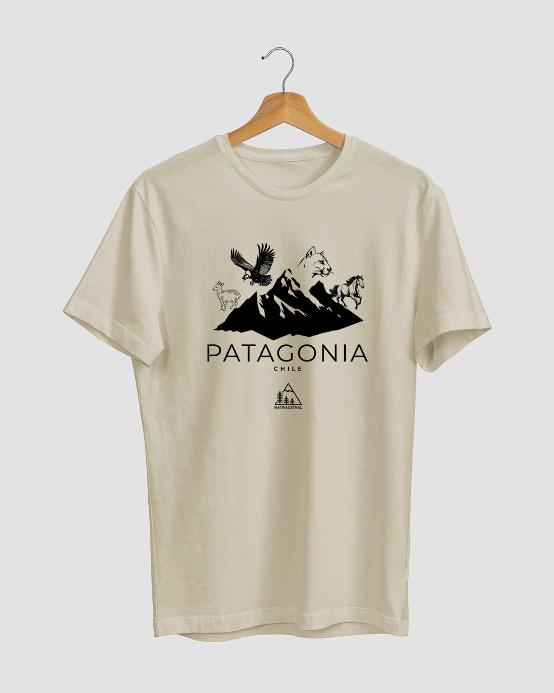 Polera con diseño de fauna patagónica, distintas especies nativas de la Patagonia chilena, color cafe claro - Nativaustral