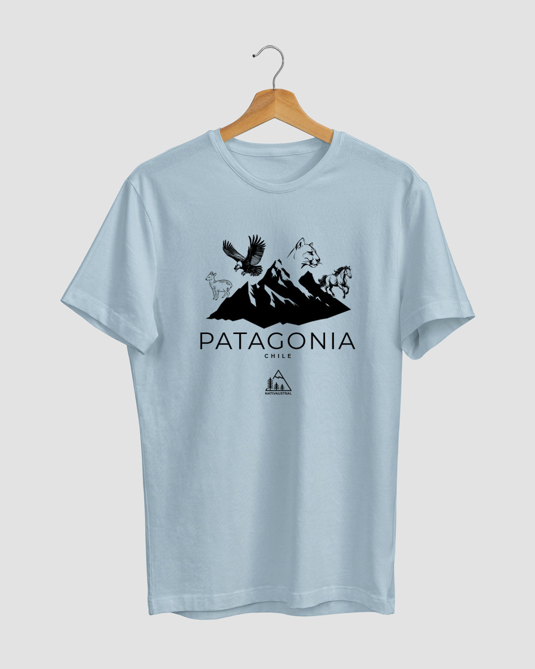 Polera con diseño de fauna patagónica, distintas especies nativas de la Patagonia chilena, color celeste - Nativaustral
