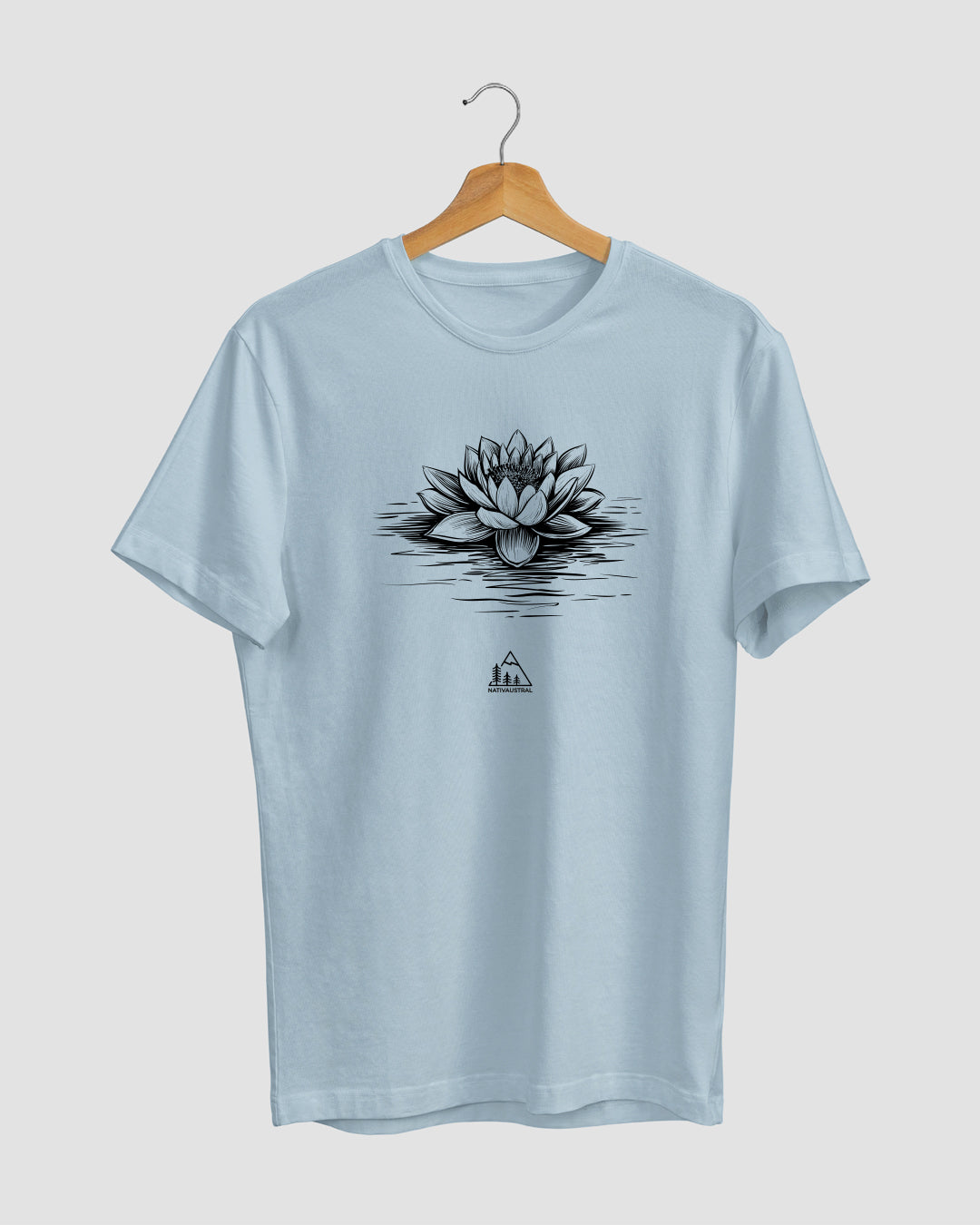 Polera con diseño de flor de loto, naturaleza y espiritualidad, símbolo de pureza, color celeste - Nativaustral