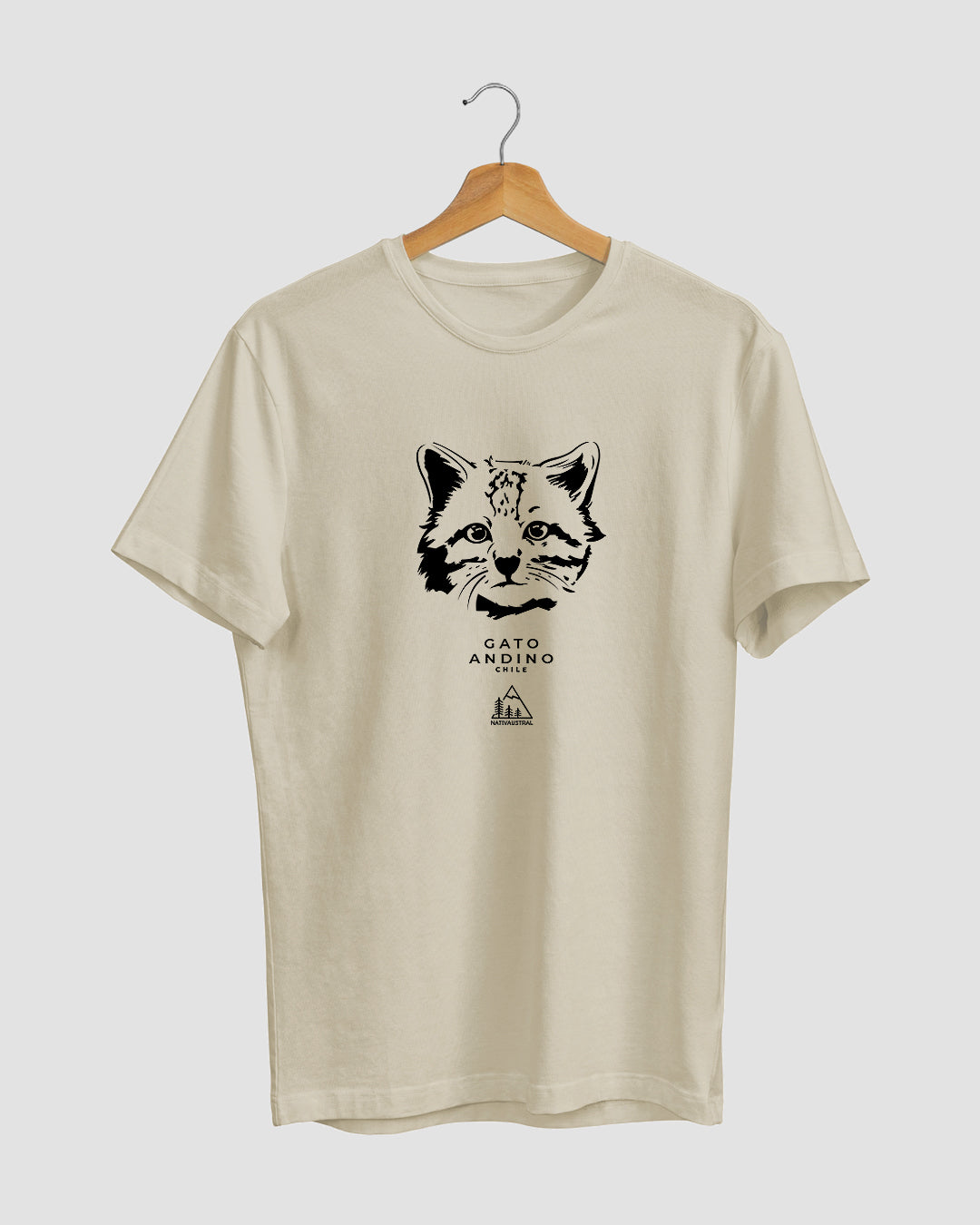 Polera con diseño de gato andino, felino nativo de la cordillera andina, especie amenazada, color cafe claro - Nativaustral