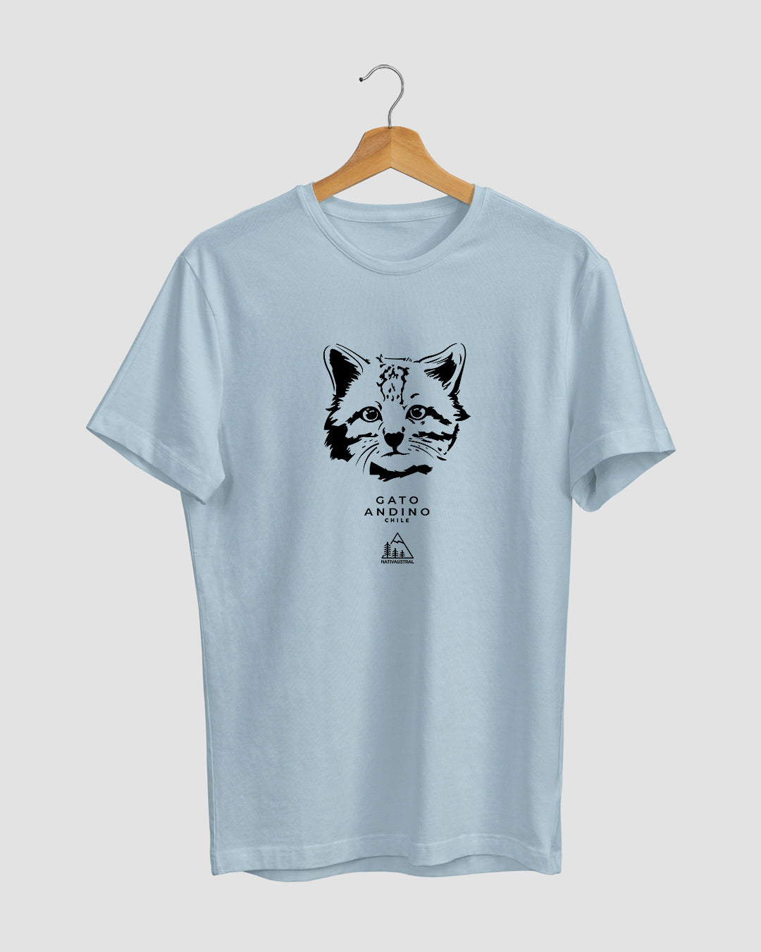 Polera con diseño de gato andino, felino nativo de la cordillera andina, especie amenazada, color celeste - Nativaustral