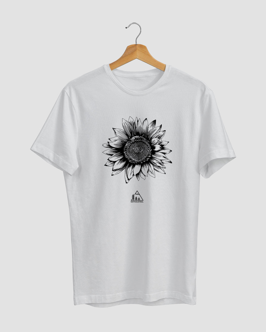Polera con diseño de girasol, flor inspirada en la naturaleza chilena, color blanca - Nativaustral