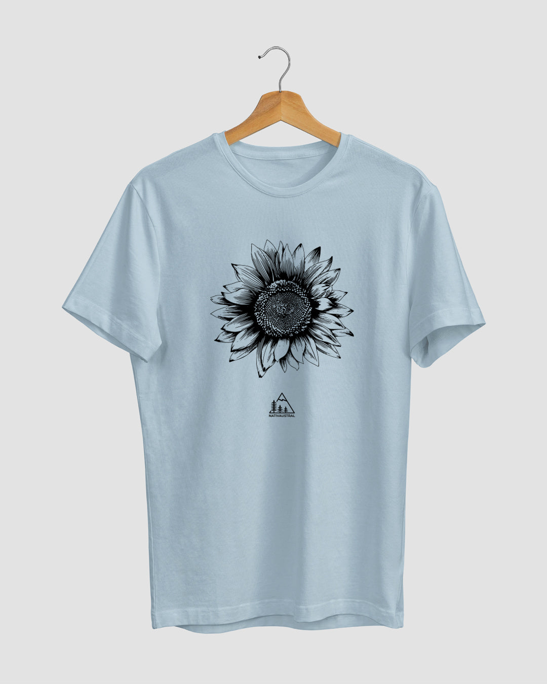 Polera con diseño de girasol, flor inspirada en la naturaleza chilena, color celeste - Nativaustral