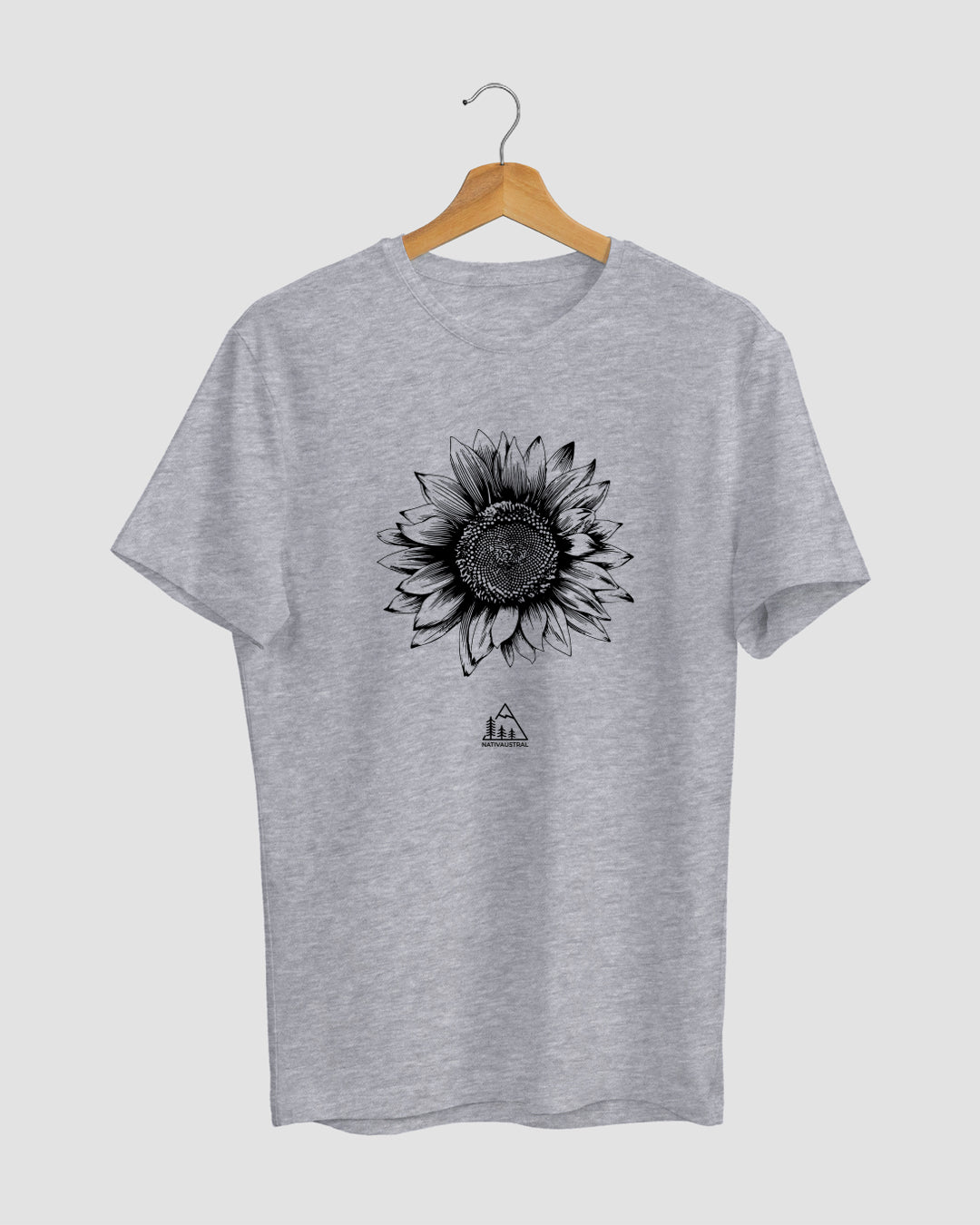 Polera con diseño de girasol, flor inspirada en la naturaleza chilena, color gris claro - Nativaustral