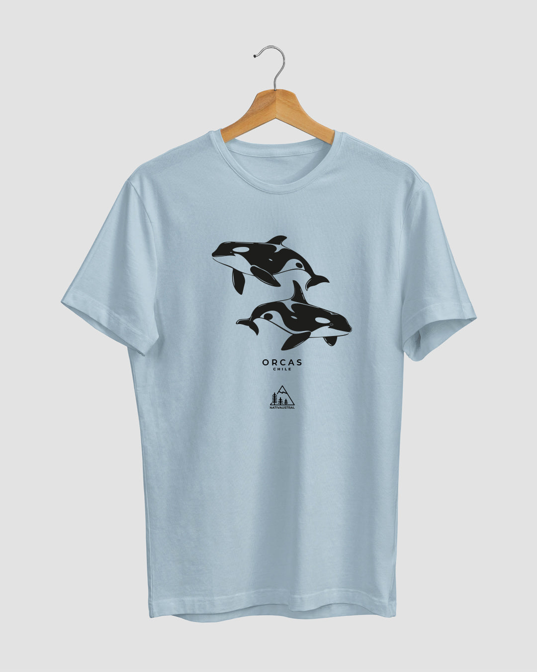 Polera con diseño de orca, fauna marina de Chile, color celeste - Nativaustral