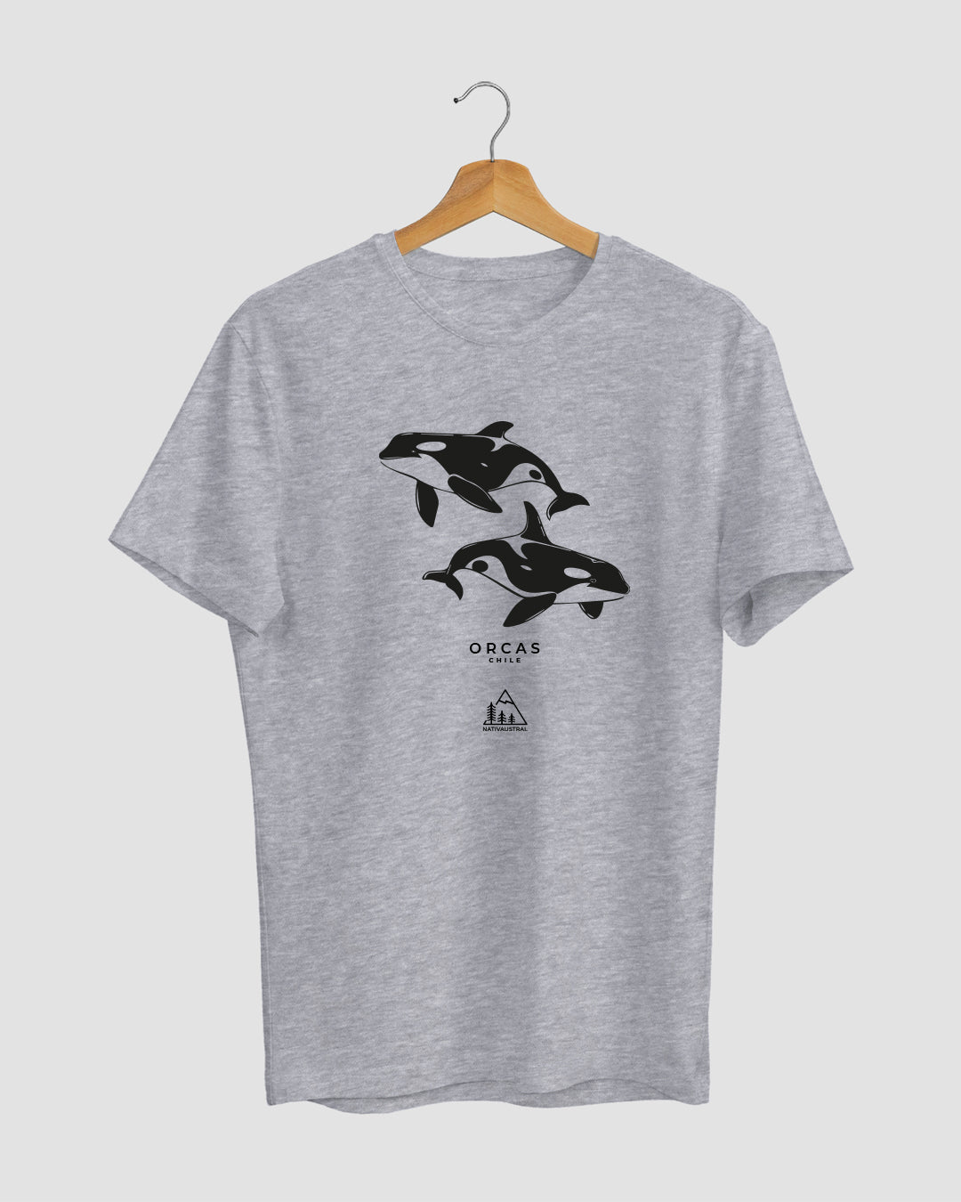 Polera con diseño de orca, fauna marina de Chile, color gris claro - Nativaustral