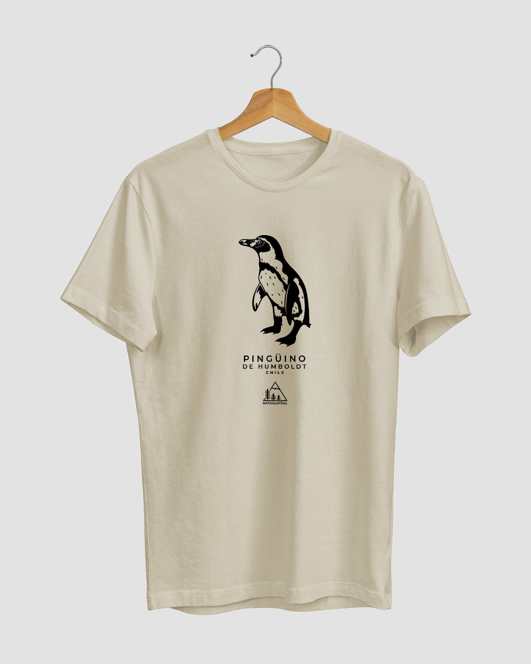 Polera con diseño de pingüino de Humboldt, ave marina de las costas chilenas, color cafe claro - Nativaustral