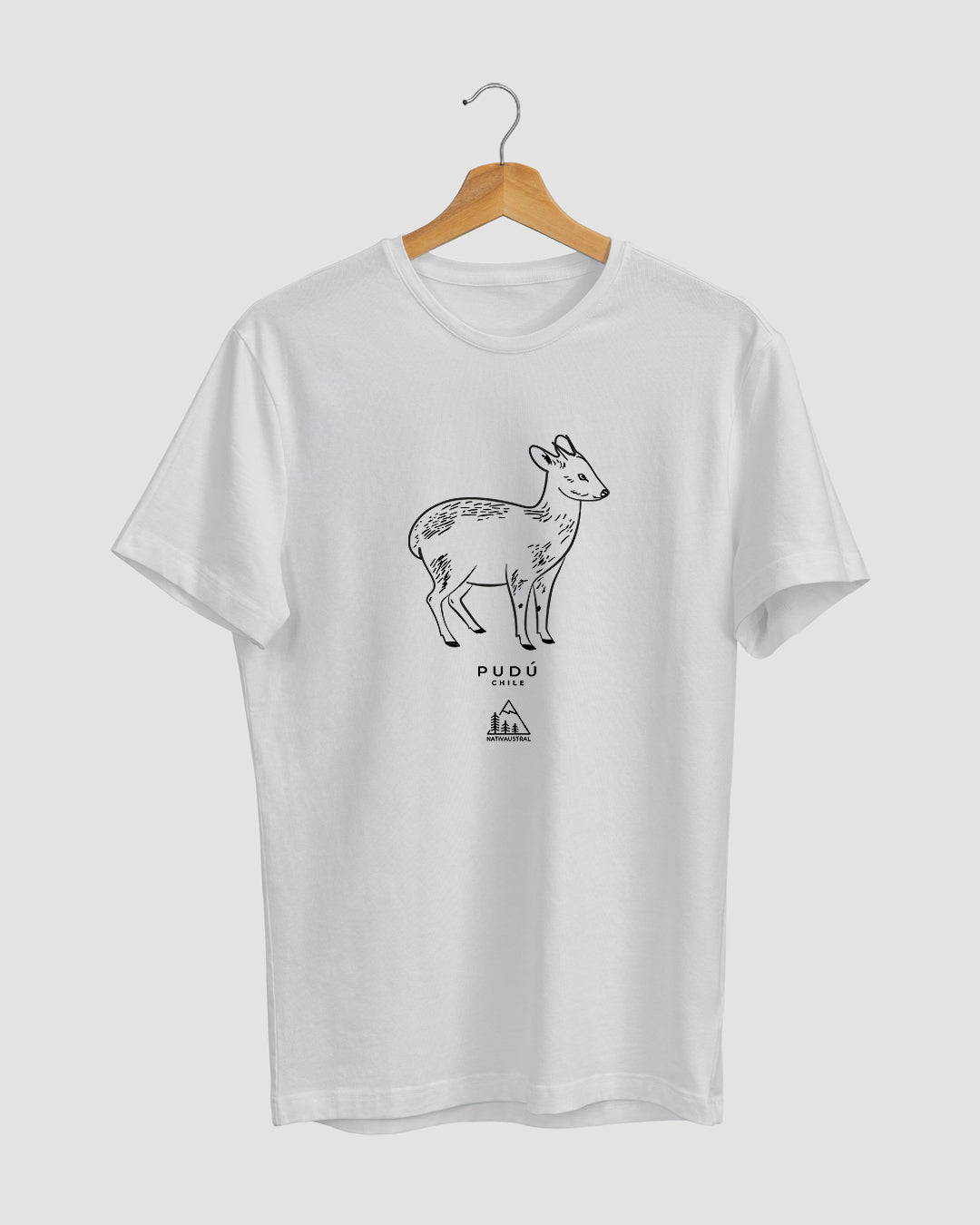 Polera con diseño de pudú, ciervo nativo de los bosques del sur de Chile, color blanca - Nativaustral