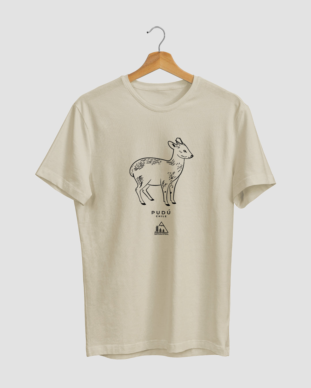 Polera con diseño de pudú, ciervo nativo de los bosques del sur de Chile, color cafe claro - Nativaustral