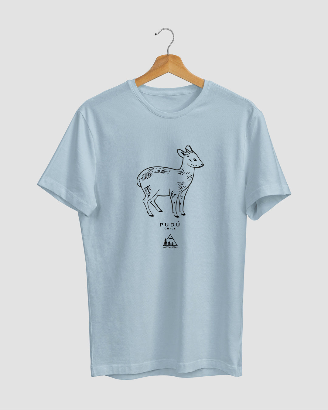 Polera con diseño de pudú, ciervo nativo de los bosques del sur de Chile, color celeste - Nativaustral