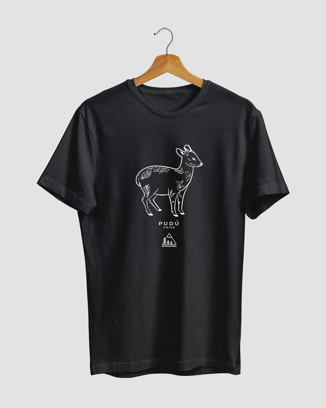 Polera con diseño de pudú, ciervo nativo de los bosques del sur de Chile, color negra - Nativaustral