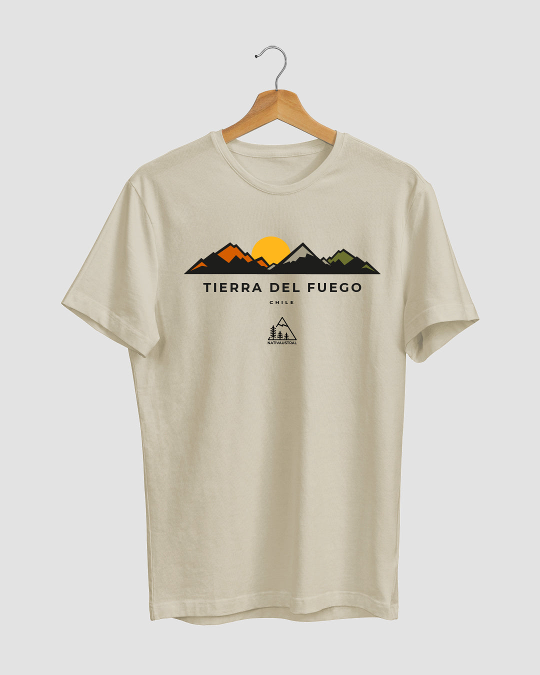 Polera con diseño de Tierra del Fuego, paisaje austral de Chile, color cafe claro - Nativaustral