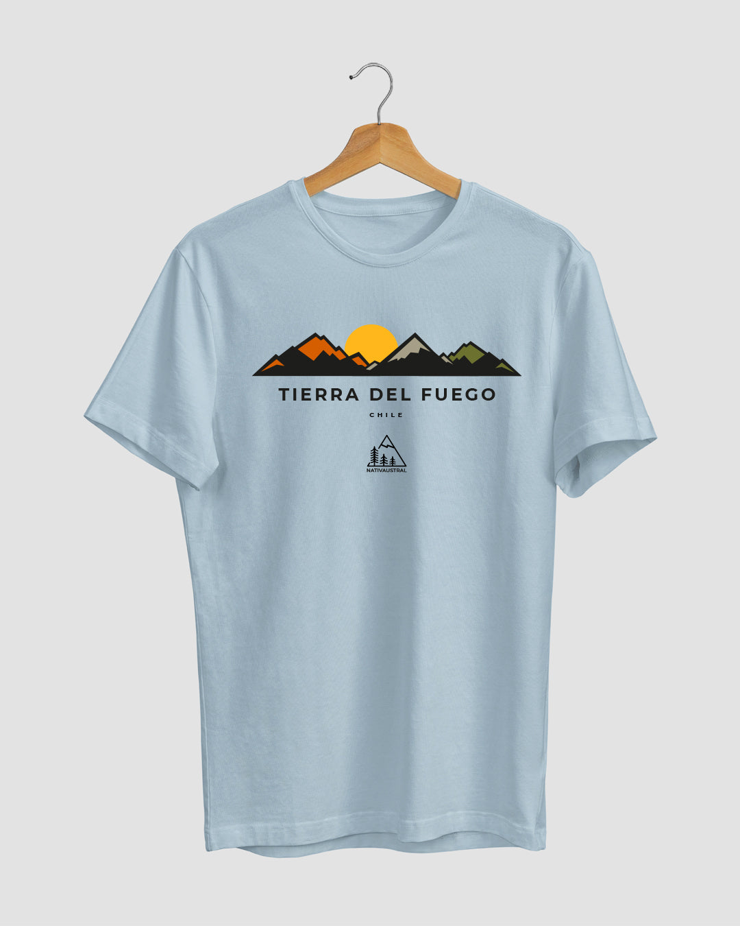 Polera con diseño de Tierra del Fuego, paisaje austral de Chile, color celeste - Nativaustral