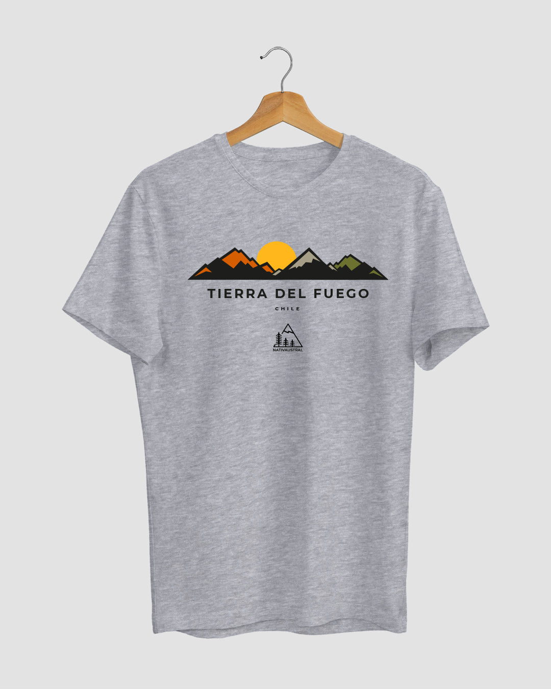 Polera con diseño de Tierra del Fuego, paisaje austral de Chile, color gris claro - Nativaustral