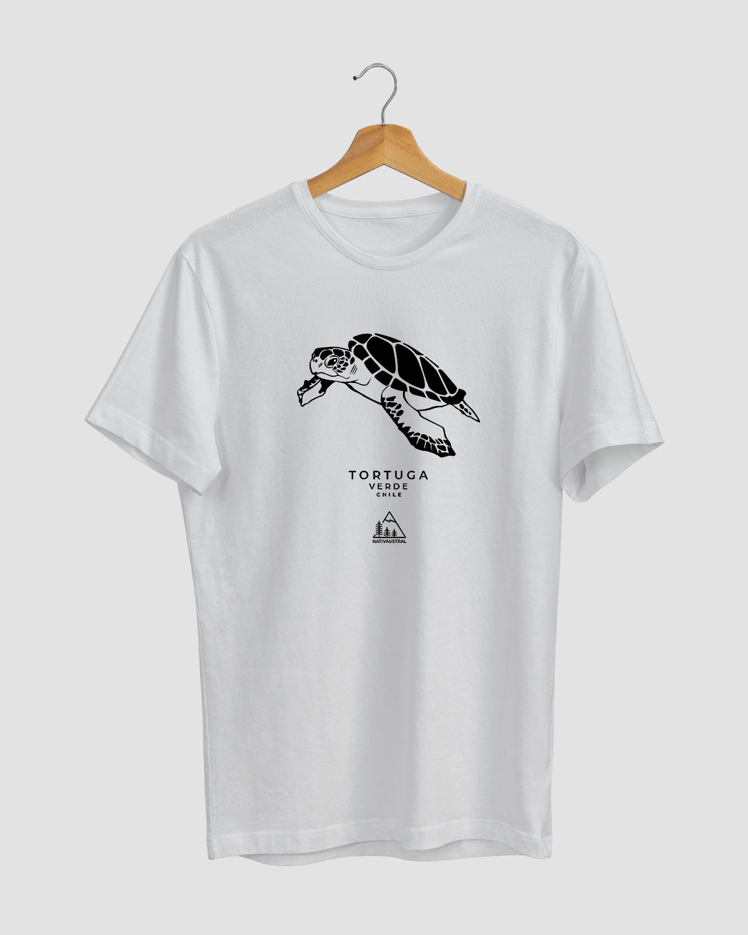 Polera con diseño de tortuga verde, tortuga marina que habita las costas de Chile, color blanco - Nativaustral