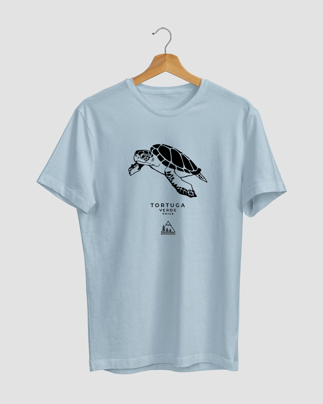 Polera con diseño de tortuga verde, tortuga marina que habita las costas de Chile, color celeste - Nativaustral