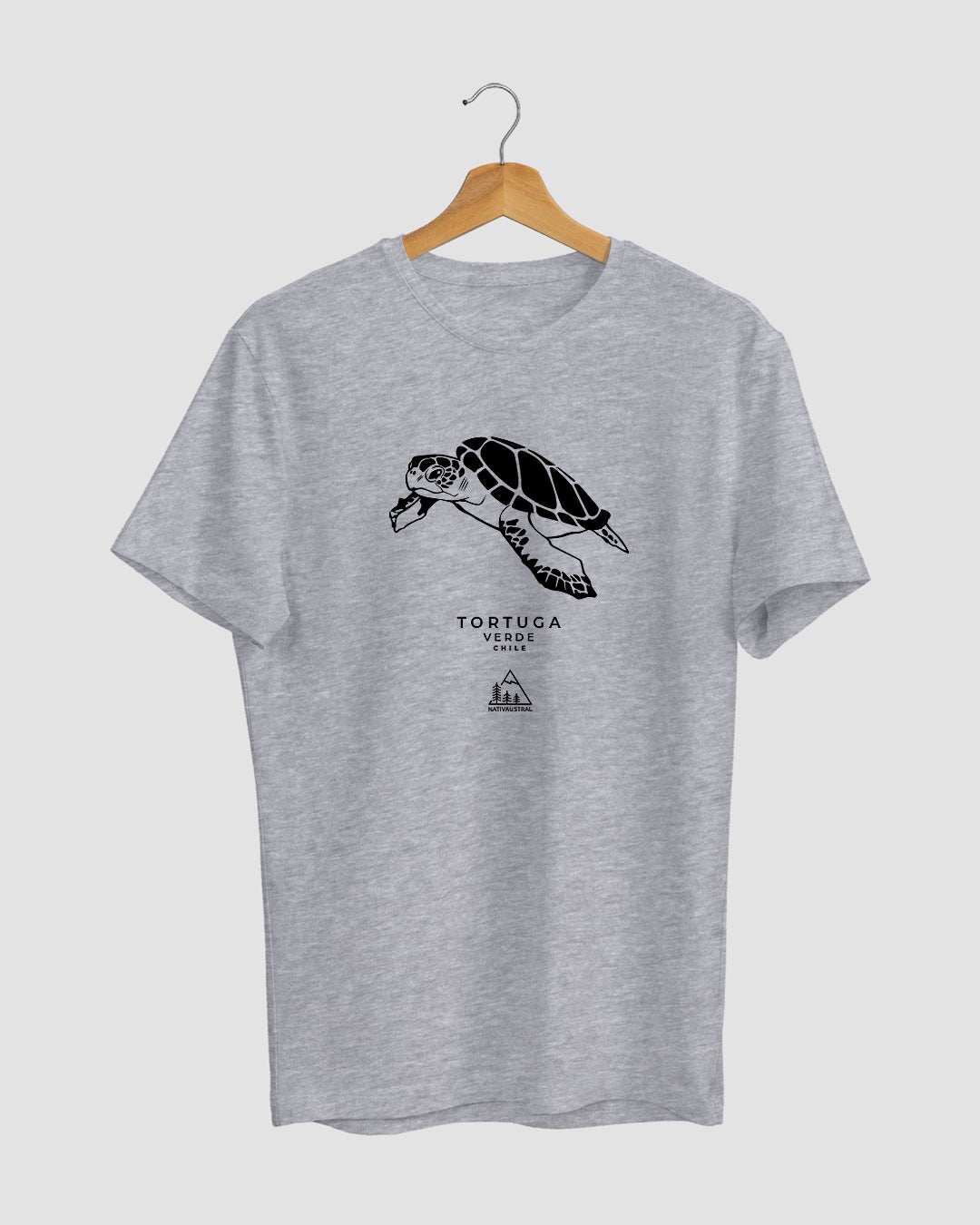 Polera con diseño de tortuga verde, tortuga marina que habita las costas de Chile, color gris claro - Nativaustral