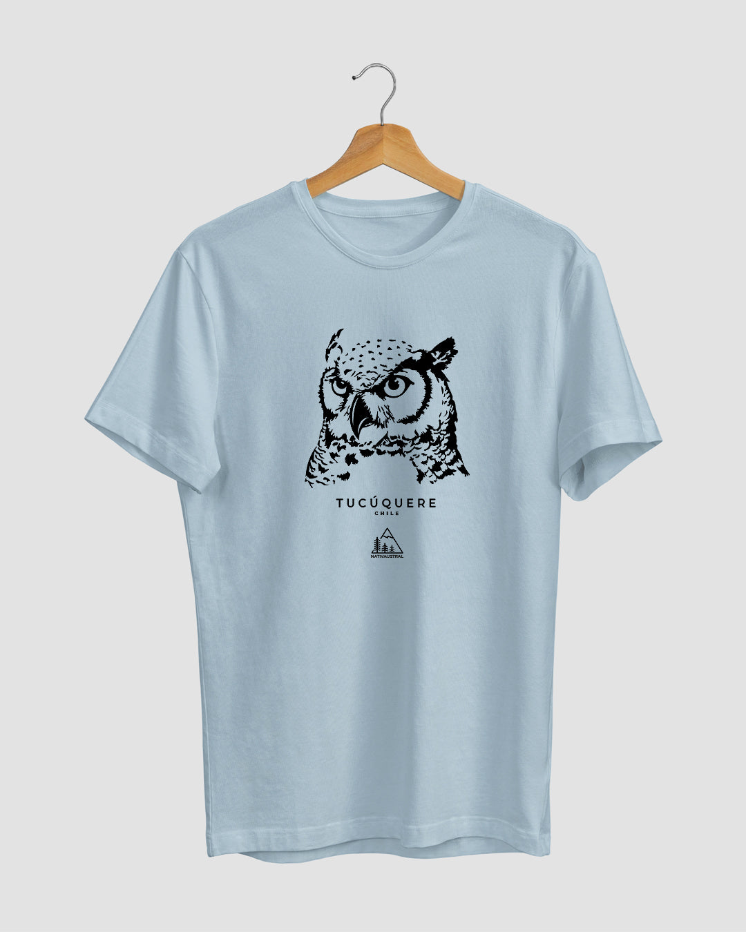 Polera con diseño de tucúquere, búho nativo de Chile, color celeste - Nativaustral