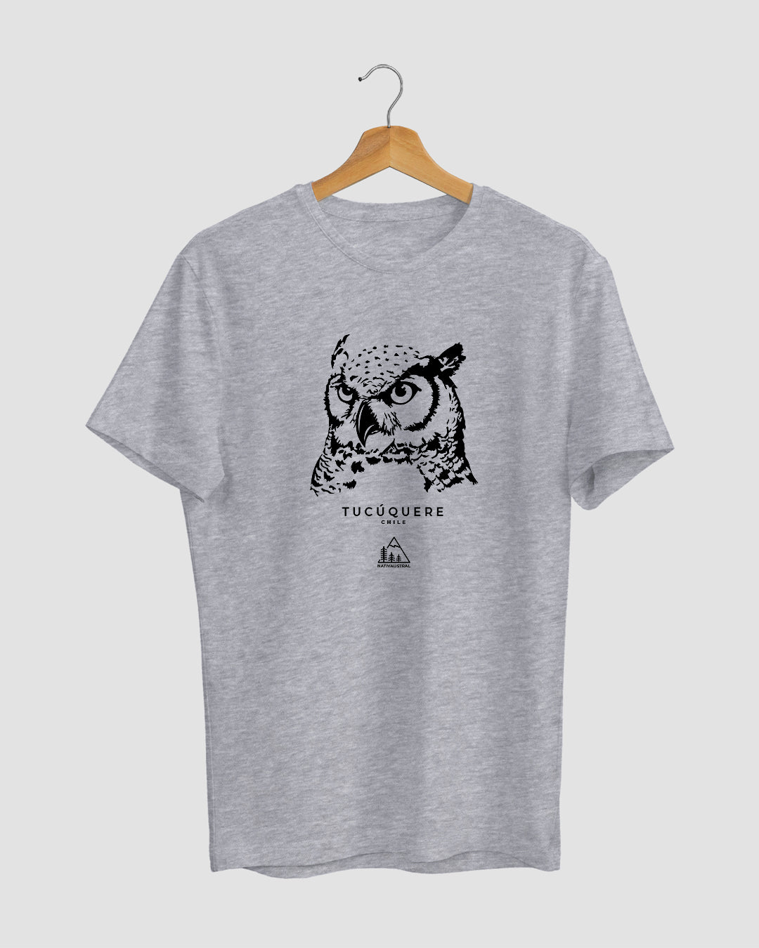 Polera con diseño de tucúquere, búho nativo de Chile, color gris claro - Nativaustral