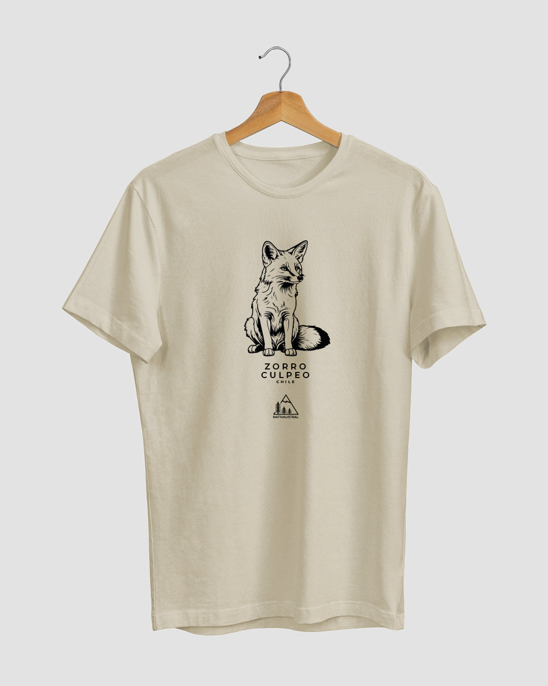 Polera con diseño de zorro culpeo, fauna nativa de Chile, color cafe claro - Nativaustral