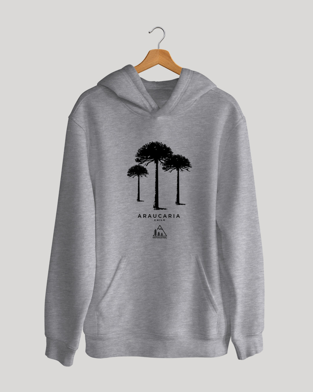 Polerón canguro con diseño de araucaria, árbol sagrado del pueblo mapuche, color gris claro - Nativaustral