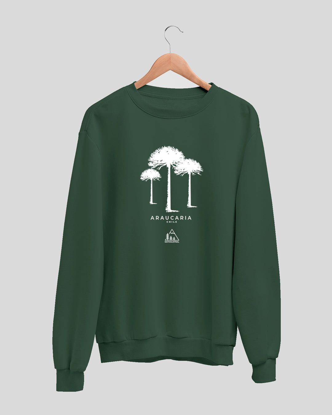 Polerón polo con diseño de araucaria, árbol sagrado del pueblo mapuche, color verde bosque - Nativaustral