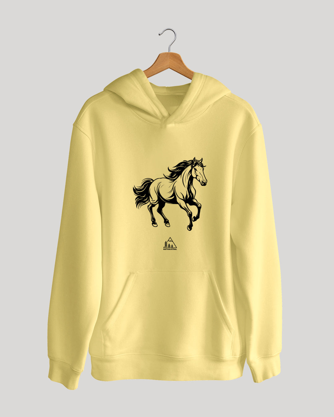 Polerón canguro con diseño de caballo, presente en el campo y paisaje chileno, color amarillo - Nativaustral