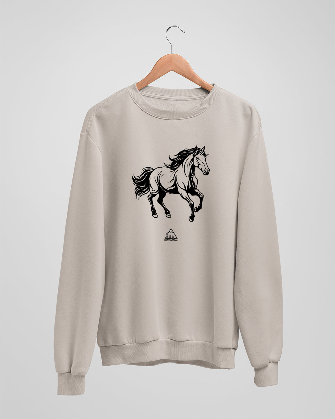 Polerón polo con diseño de caballo, presente en el campo y paisaje chileno, color beige - Nativaustral