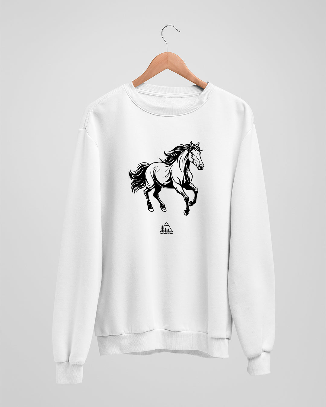 Polerón polo con diseño de caballo, presente en el campo y paisaje chileno, color blanco - Nativaustral