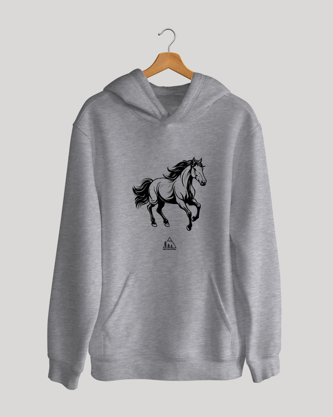 Polerón canguro con diseño de caballo, presente en el campo y paisaje chileno, color gris claro - Nativaustral