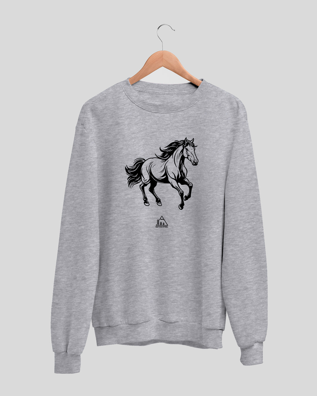 Polerón polo con diseño de caballo, presente en el campo y paisaje chileno, color gris claro - Nativaustral