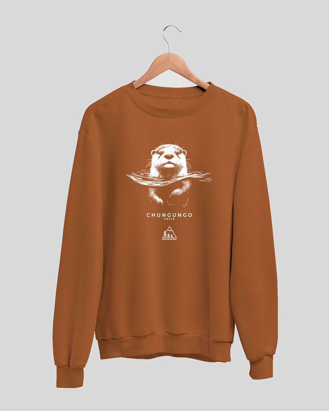 Polerón polo con diseño de chungungo, nutria marina de Chile, especie en peligro, color alerce - Nativaustral