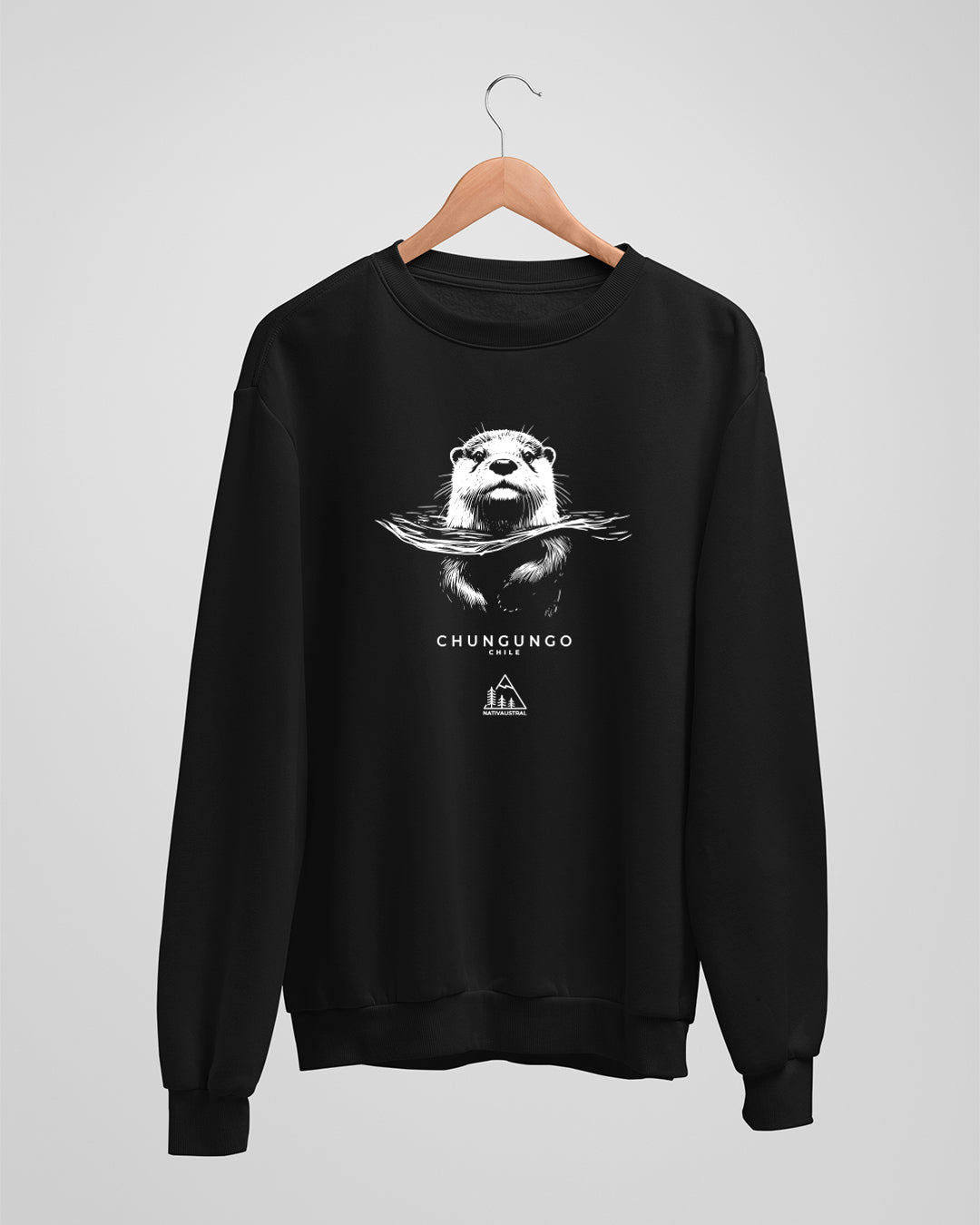 Polerón polo con diseño de chungungo, nutria marina de Chile, especie en peligro, color negro - Nativaustral