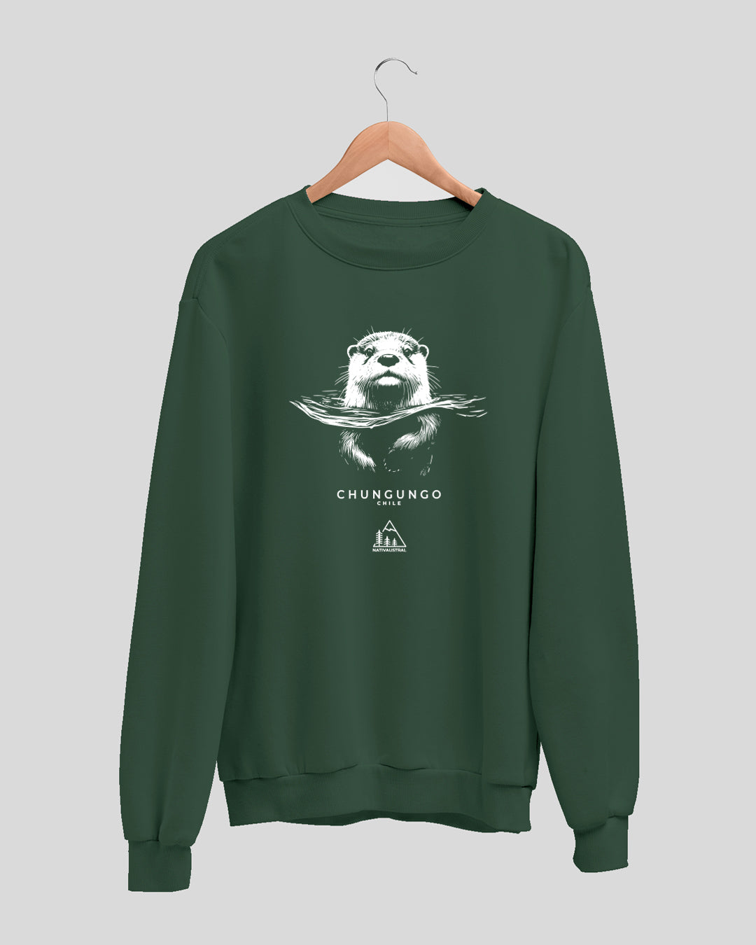 Polerón polo con diseño de chungungo, nutria marina de Chile, especie en peligro, color verde bosque - Nativaustral