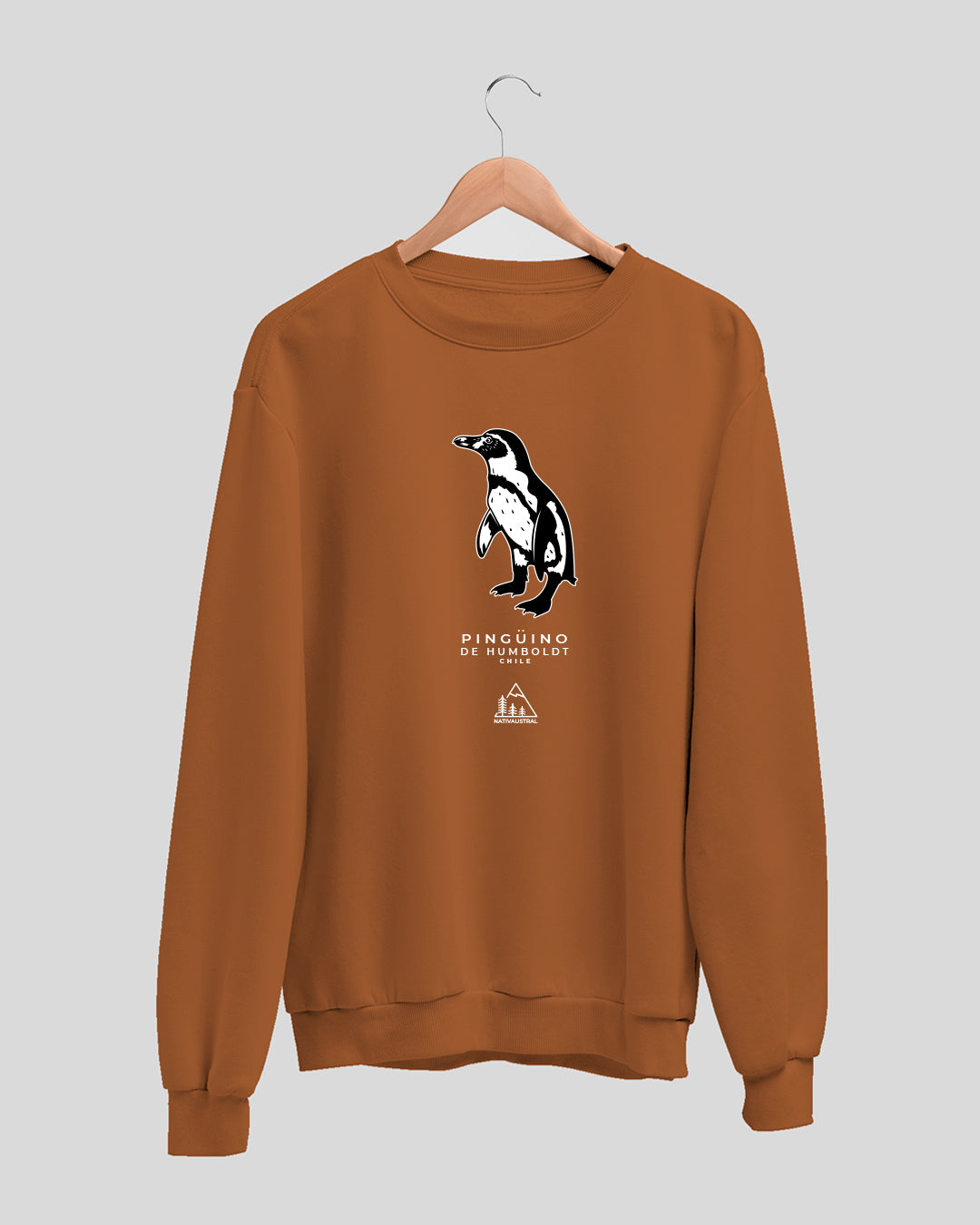 Polerón polo con diseño de pingüino de Humboldt, ave marina de las costas chilenas, color alerce - Nativaustral