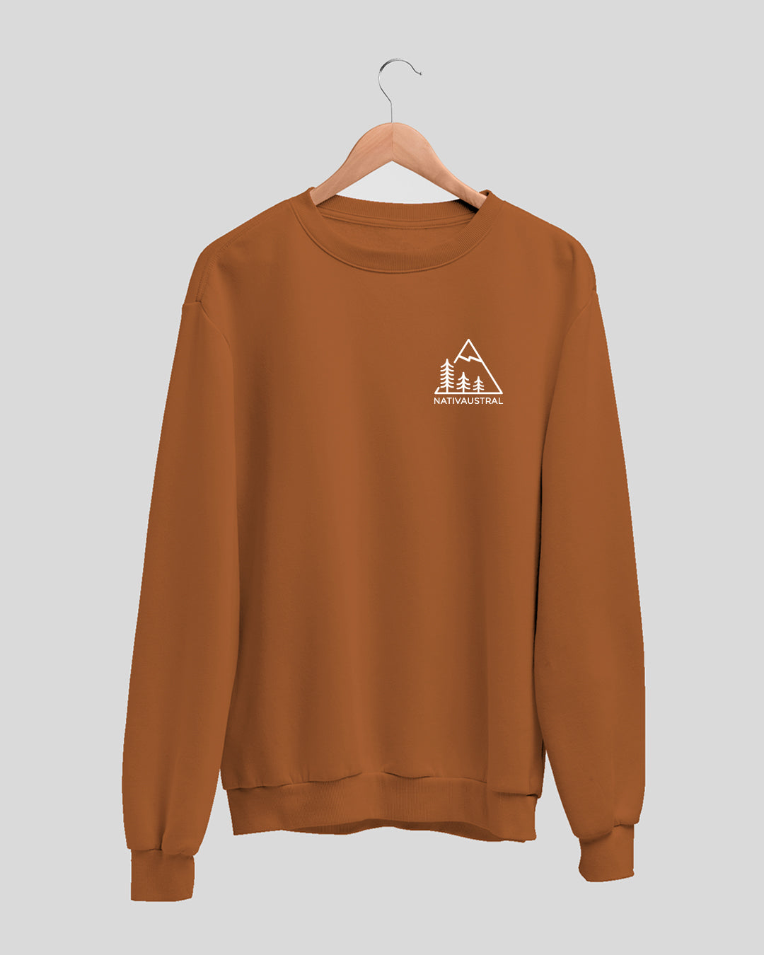 Polerón polo Nativaustral, diseño con logo de la marca inspirada en naturaleza chilena, color alerce - Nativaustral