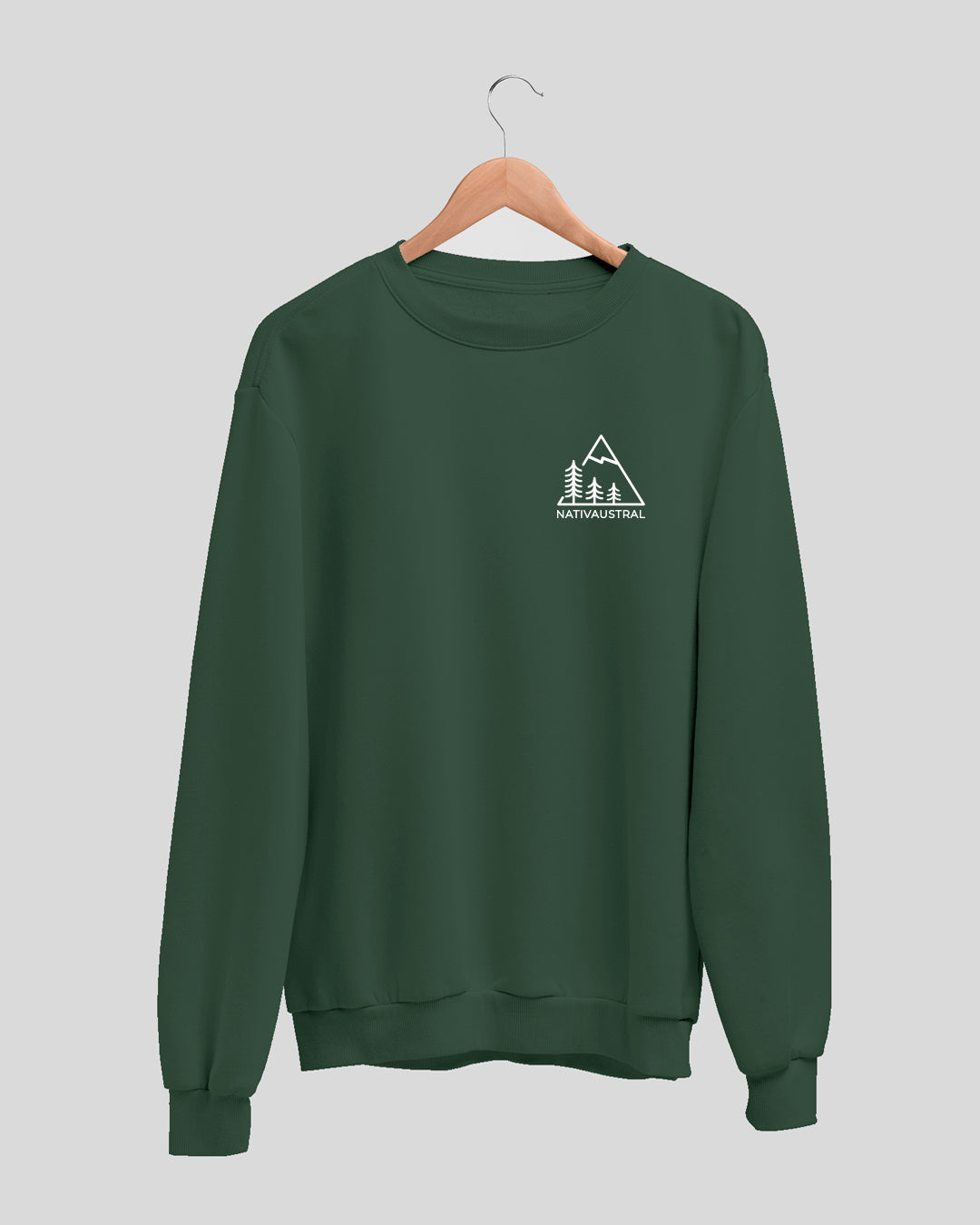 Polerón polo Nativaustral, diseño con logo de la marca inspirada en naturaleza chilena, color verde bosque - Nativaustral