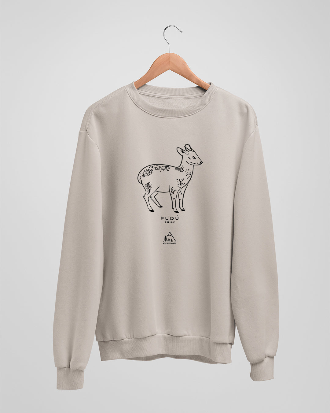 Polerón polo con diseño de pudú, ciervo nativo de los bosques del sur de Chile, color beige - Nativaustral