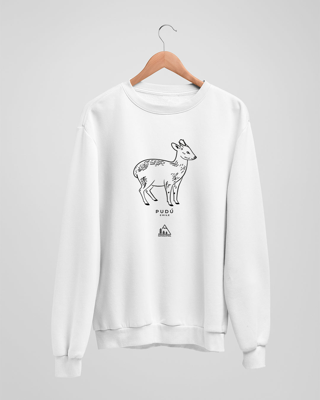 Polerón polo con diseño de pudú, ciervo nativo de los bosques del sur de Chile, color blanco - Nativaustral
