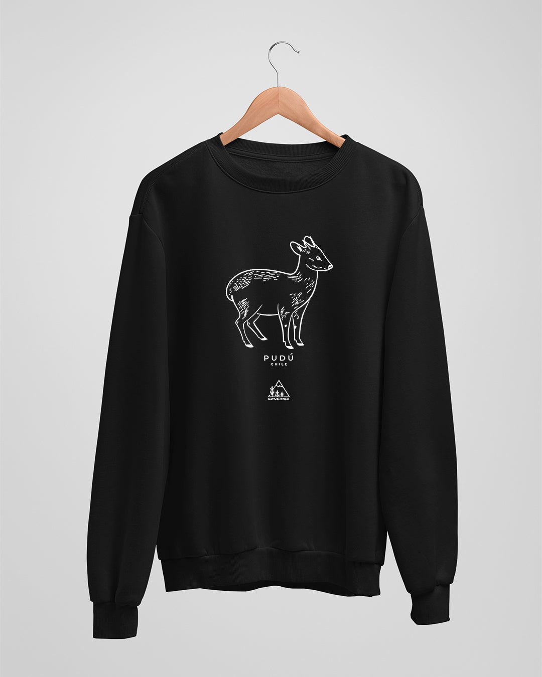 Polerón polo con diseño de pudú, ciervo nativo de los bosques del sur de Chile, color negro - Nativaustral
