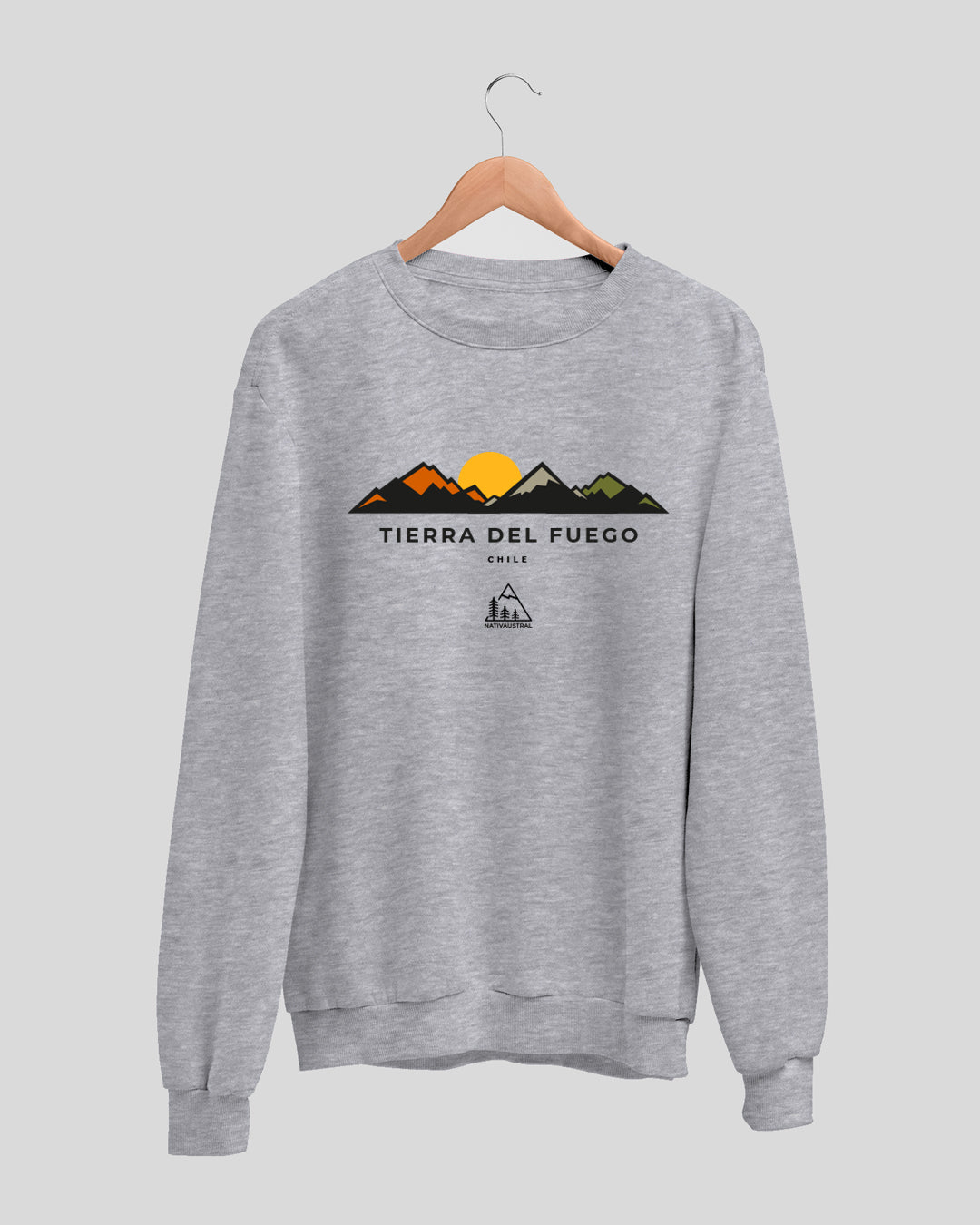 Polerón polo con diseño de Tierra del Fuego, paisaje austral de Chile, color gris claro - Nativaustral